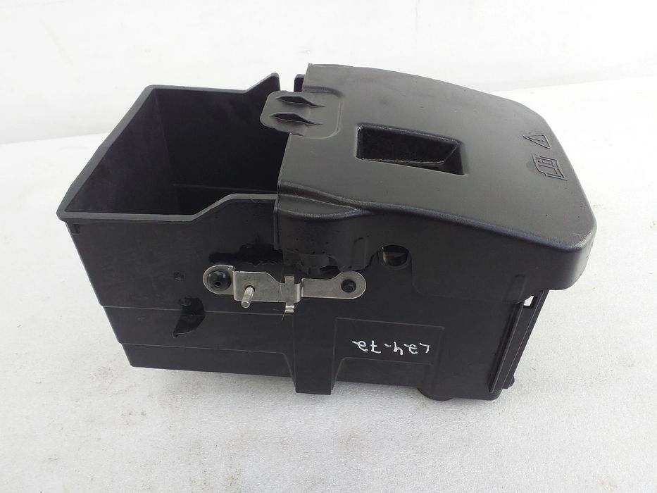 Base / caixa da bateria FORD Focus III