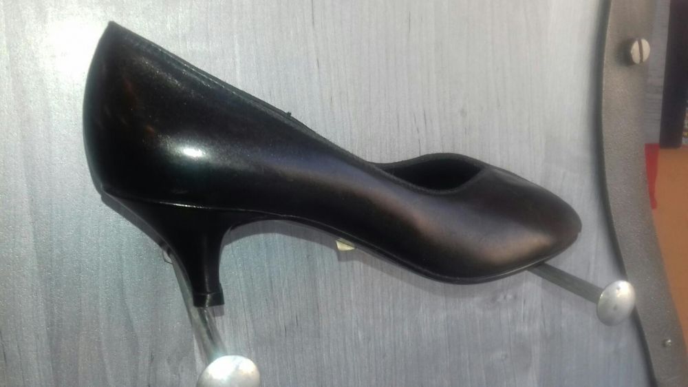 Ryłko czarne czółenka bez palca peep toe kaczuszki 35.5