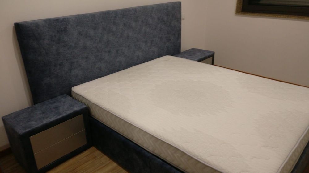 Cama de casal, cadeira e espelho