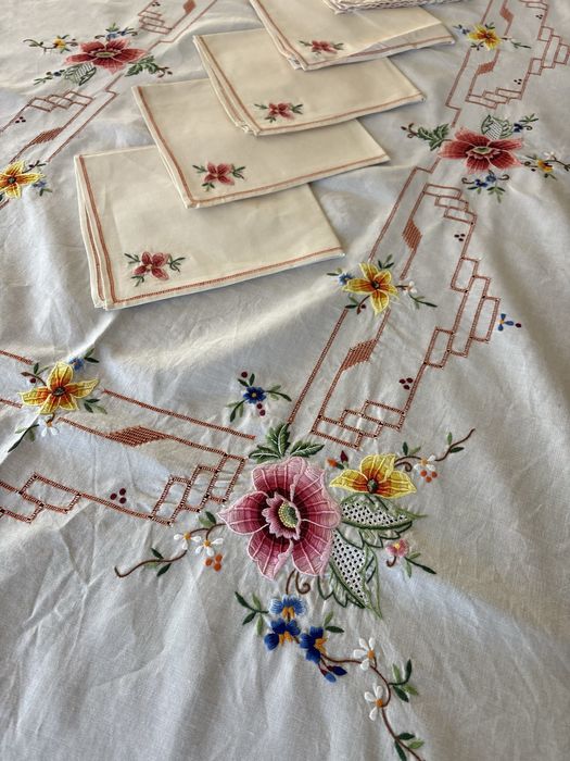 Toalha de mesa bordada a mão e 7 guardanapos
