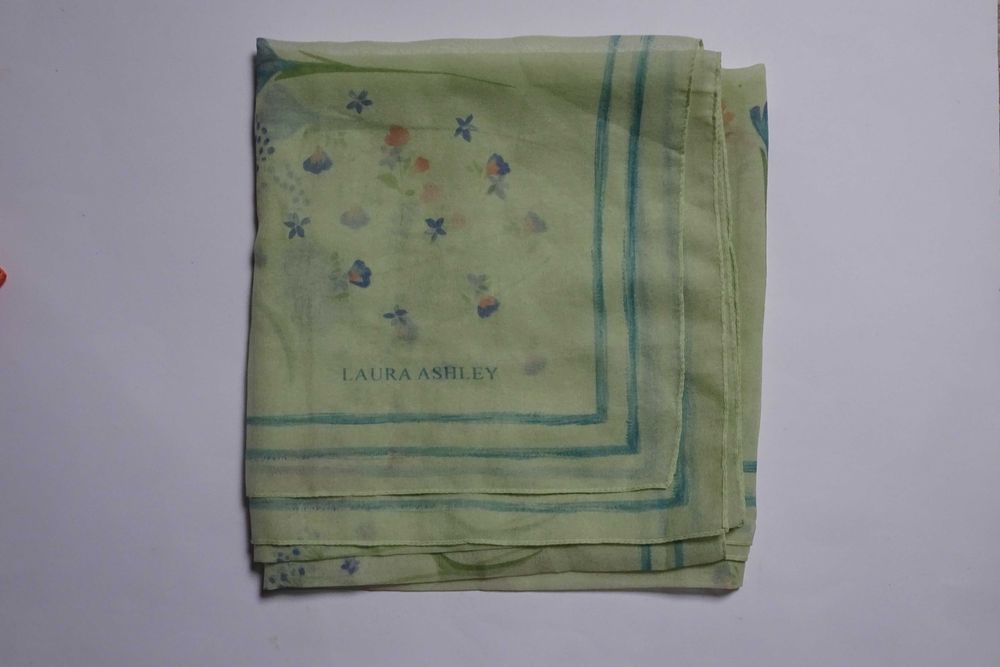 Lenços florais Laura Ashley. Envio grátis.