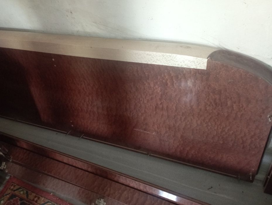 Гардероб  трёхдверный  бока шкафа овальные , размер стандарт.