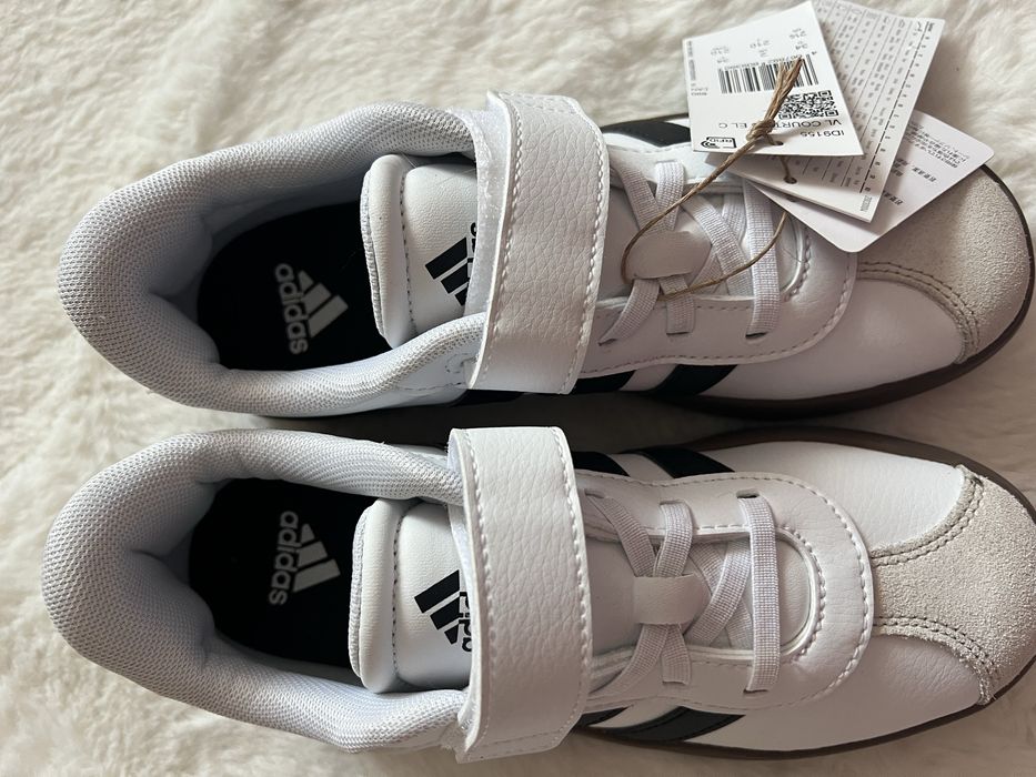 Saparilhas Adidas a imitar samba