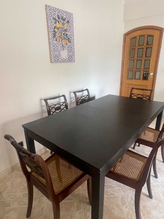 Mesa de jantar extensível preta + 6 cadeiras clássicas com assento em palhinha