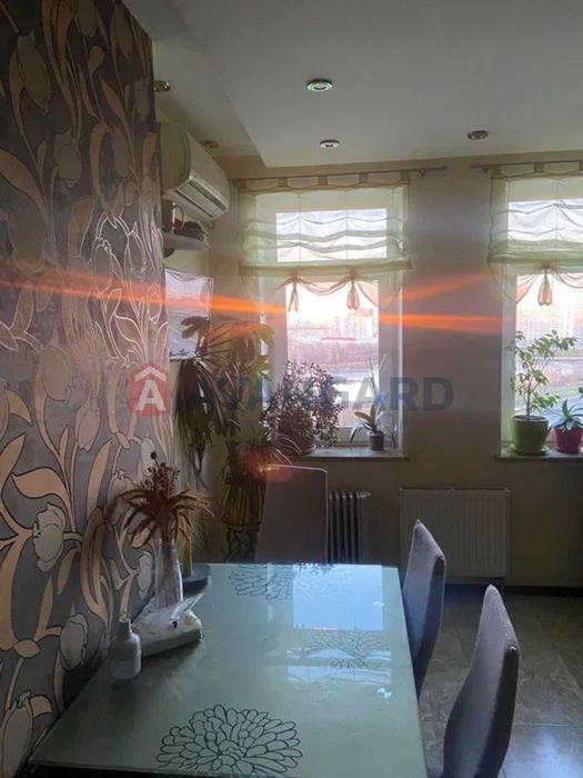 Продається 3-к квартира в самому центрі  Позняків