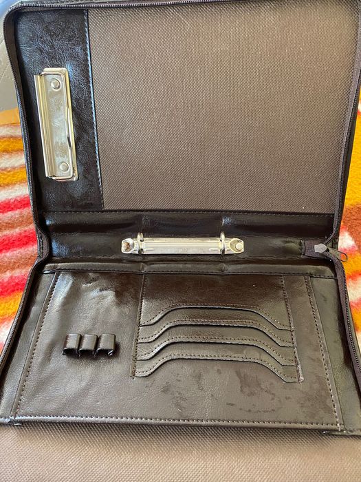Etui, teczka na tabletka, dokumenty, takie tam podobne tematycznie