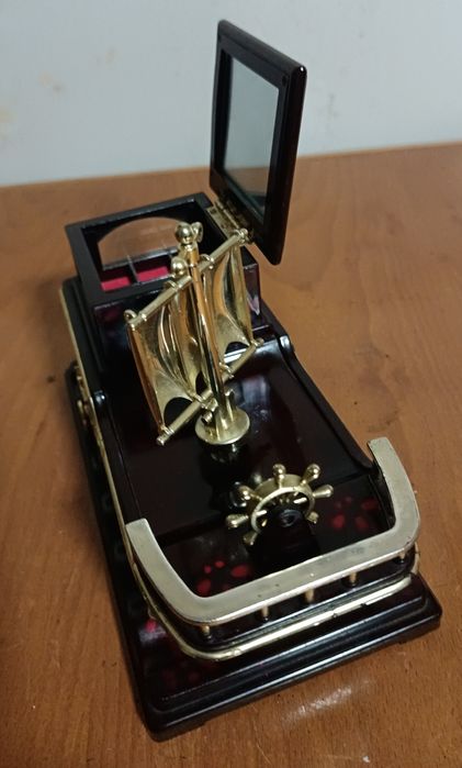 Guarda jóias com música a corda