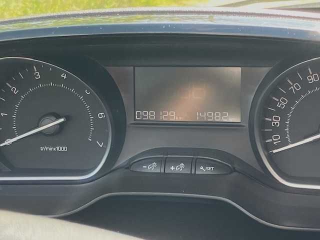 Vendo Peugeot 208 (ano 2016), em ótimo estado.