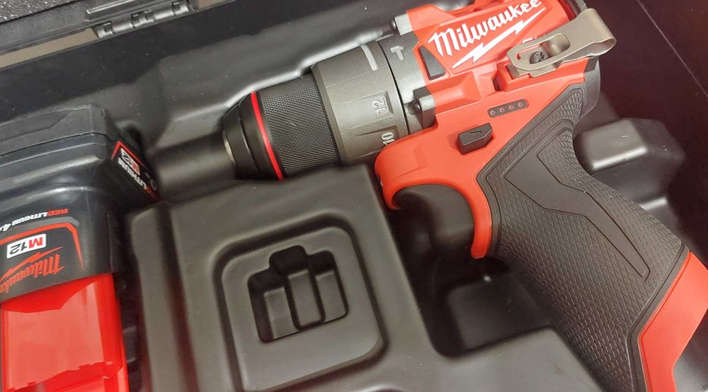 Wiertarko – wkrętarka udarowa Milwaukee M12FPD2 ładowarka, walizka