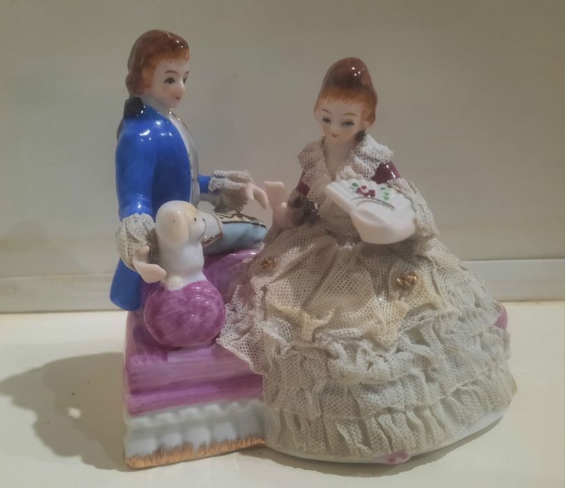 Викторианская пара с собакой.
Старинная статуэтка из костяного фарфора