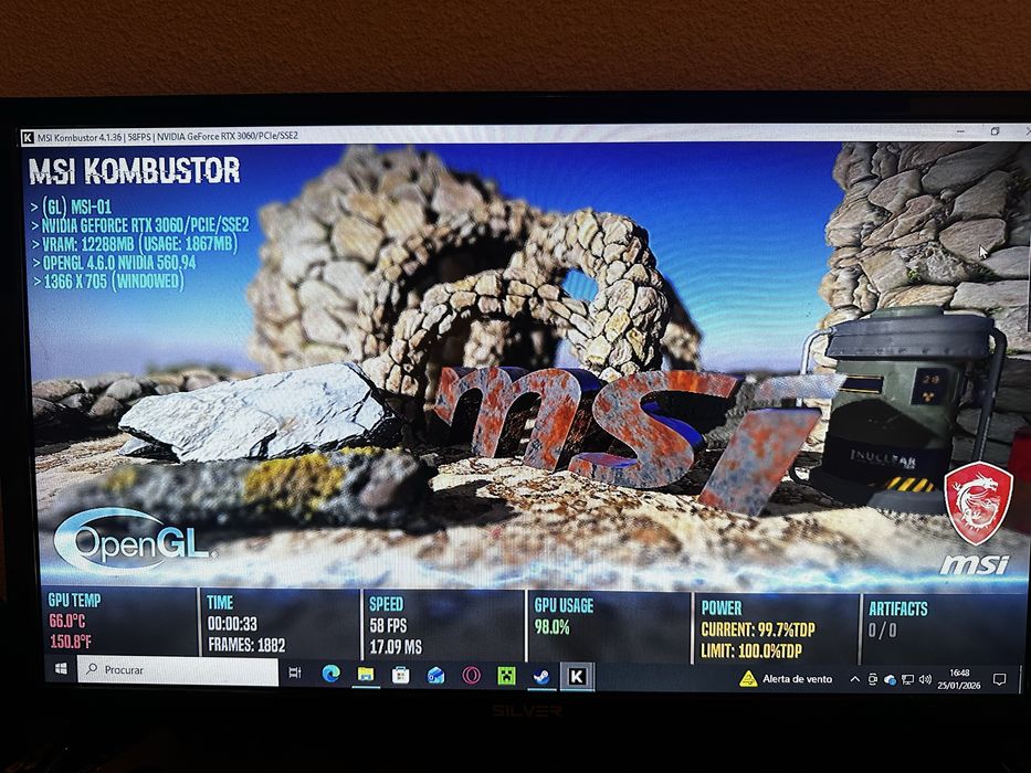 Torre gaming com rato e teclado