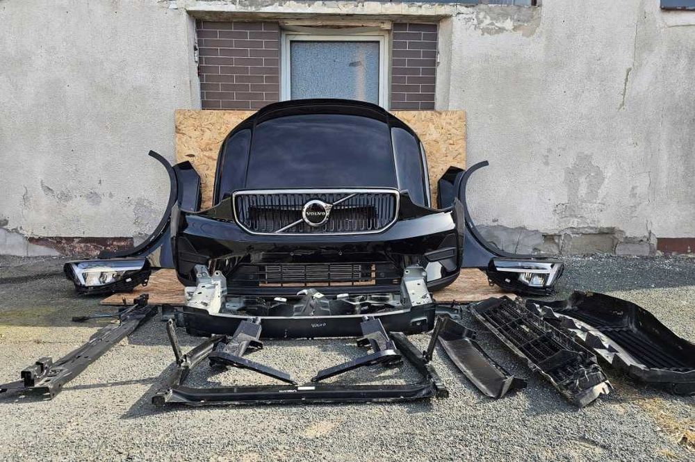 Передній бампер Volvo XC40 Комплектний перід з фарами.