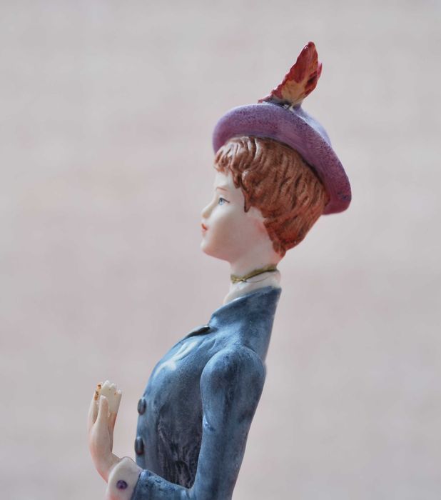 Estatueta pintada à mão com 24 cms