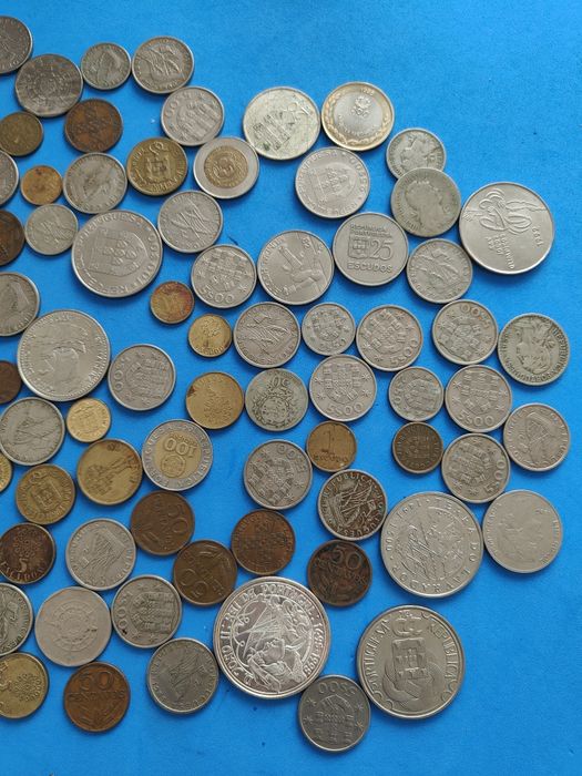 Moedas de escudos e duas notas