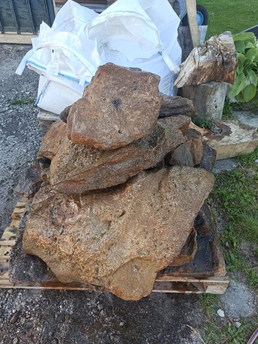 Duży kamień ogrodowy, głaz