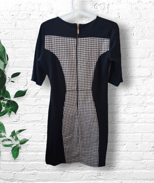 Sukienka czarna elegancka pepitka biuro złoty łańcuszek M