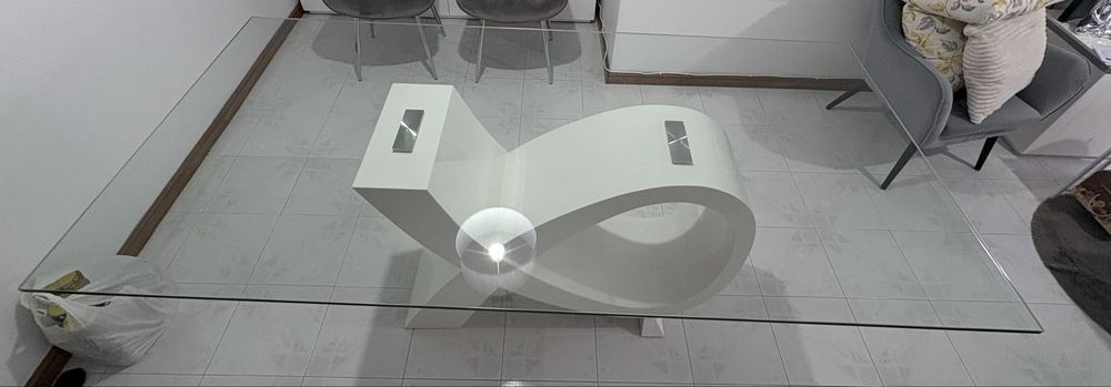 Mesa de Jantar Moderna em Vidro e Base de Design