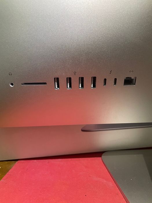 iMac 2019 4K 6 Core Sequoia em caixa com teclado e rato magic apple