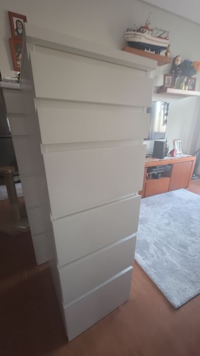 Cómoda Ikea com 6 Gavetas e Espelho