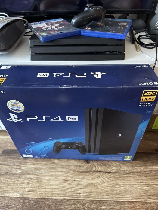 PS4 Pro 1TB + 2 gry