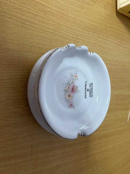 Cinzeiro em loiça vintage