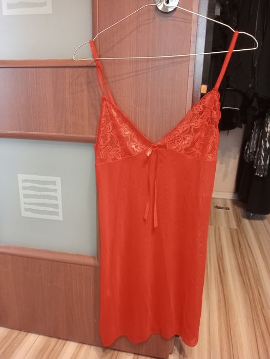 Czerwona haleczka koszulka nocna z koronką