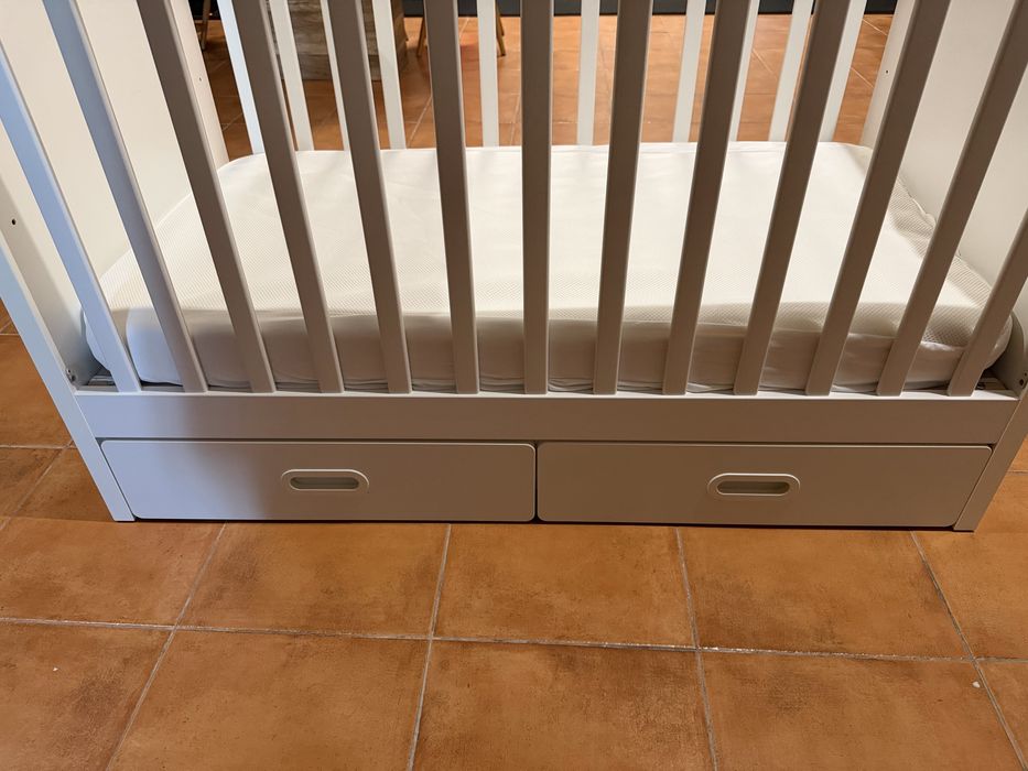 Berço de bebé Ikea branco com colchão e 2 gavetas