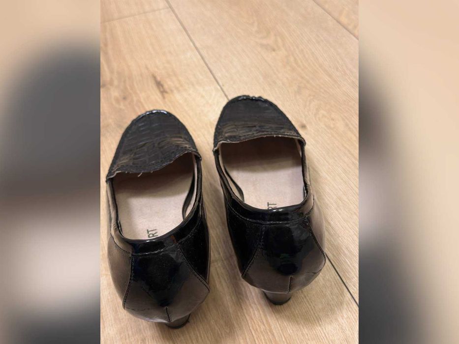 Buty czarne we wzór krokodyli na słupku 38