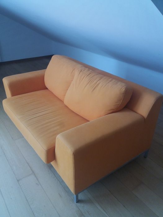 Sofá em tecido laranja