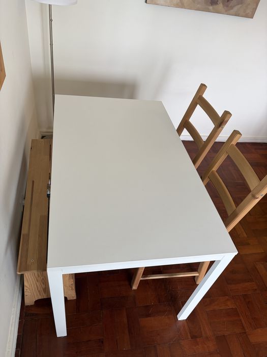 Mesa de jantar com cadeiras e banco