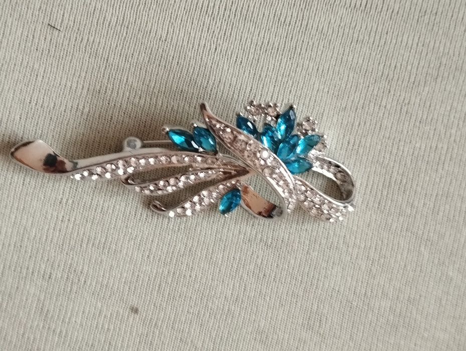 Elegancka nowa broszka