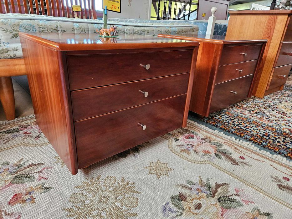 Mesas de cabeceira - Bom estado geral - Valor unitário