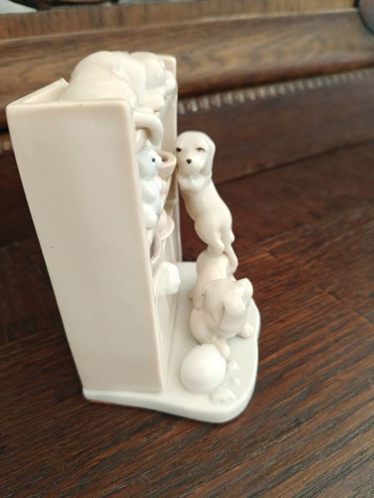 Kredens z porcelany