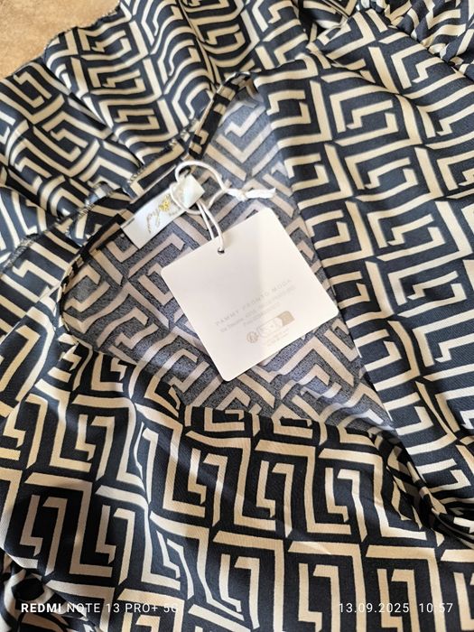 Fajna sukienka dekolt falbany