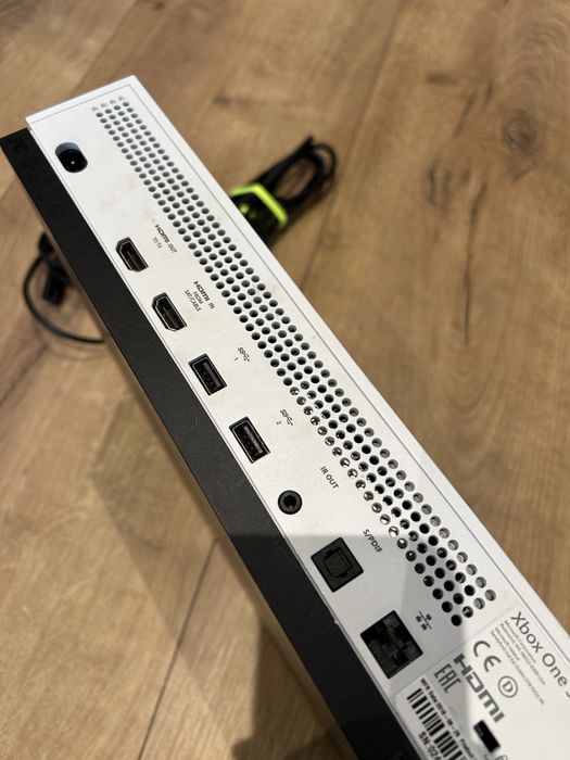 Zestaw Xbox One S  1TB + dwa pady + gry