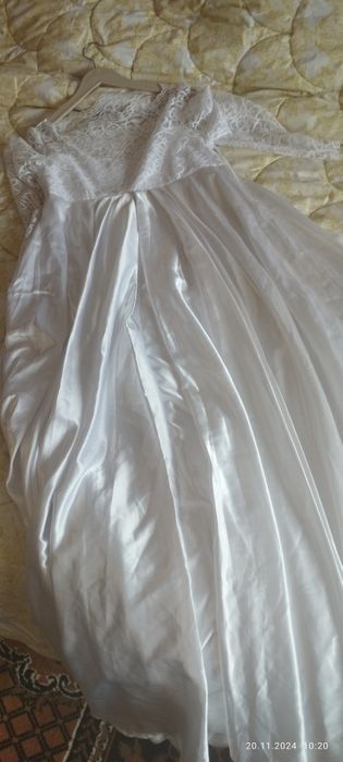 Біла сукня з атласу