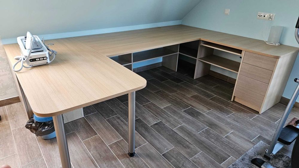 Biurko duże, fotele, RTV szafka, karnisze, szafki z szuflad., dywaniki