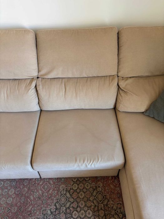Sofá com chaise longue e arrumação