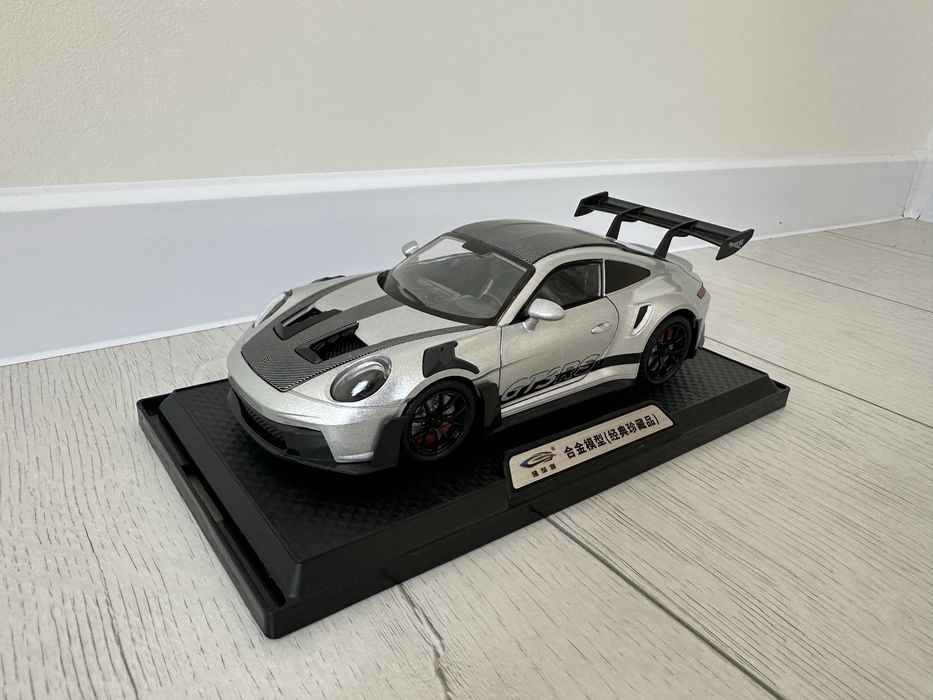 Модель авто Porsche 911 GT3 RS 1:24
