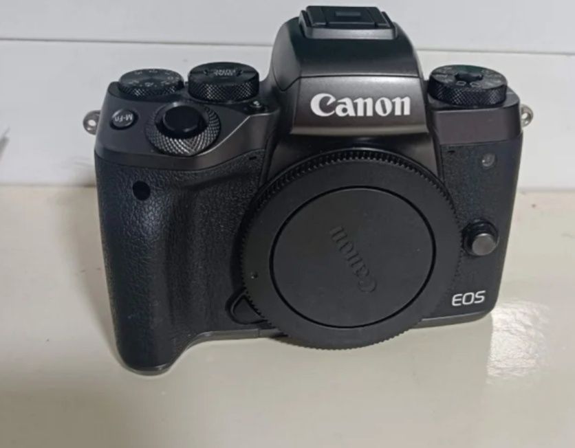 Canon M5   como nova