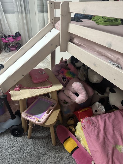 Cama de criança com escorrega