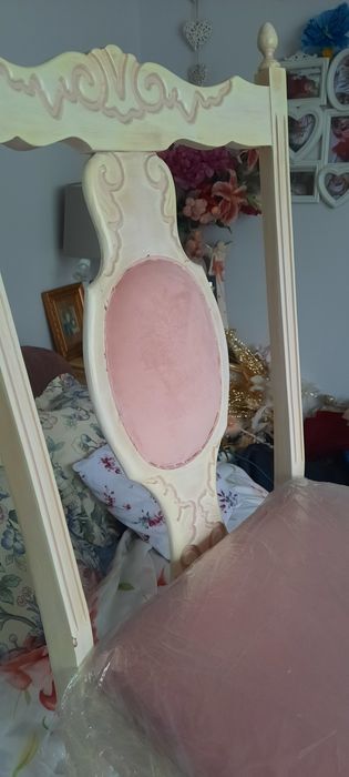 Białe drewniane krzesła