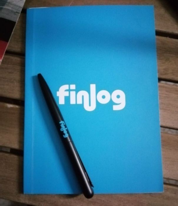 Caderno folhas lisas + caneta