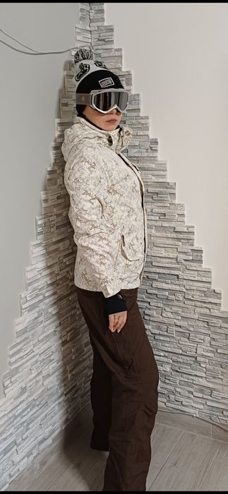 дуже класний жіночий лижний костюм  розмір м у гарному стані