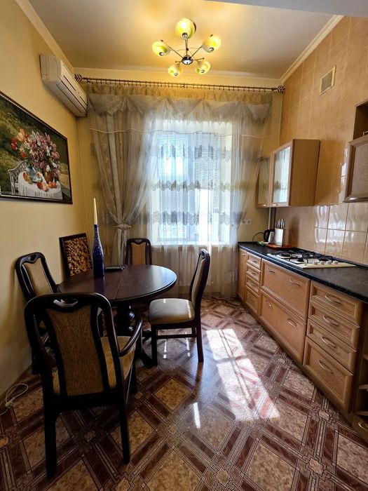 Продаж 2 кімнатна  сталінка Центр,  автономка,ліфт