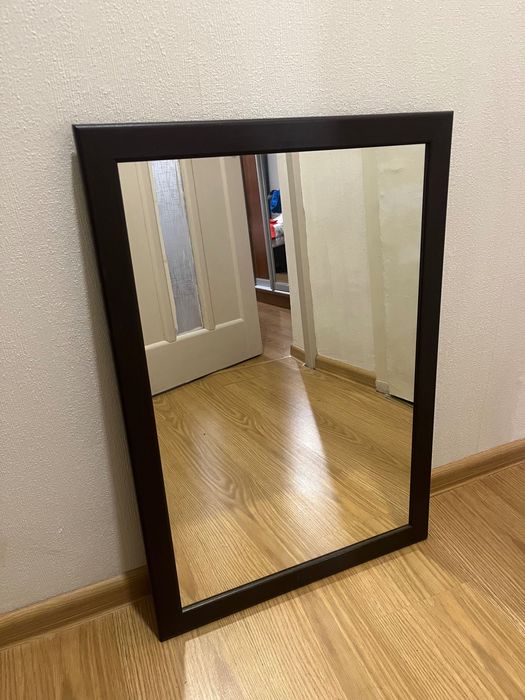 Дзеркало настінне в деревʼяній рамі
