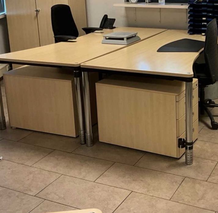 Biurko -wyposazenie biura