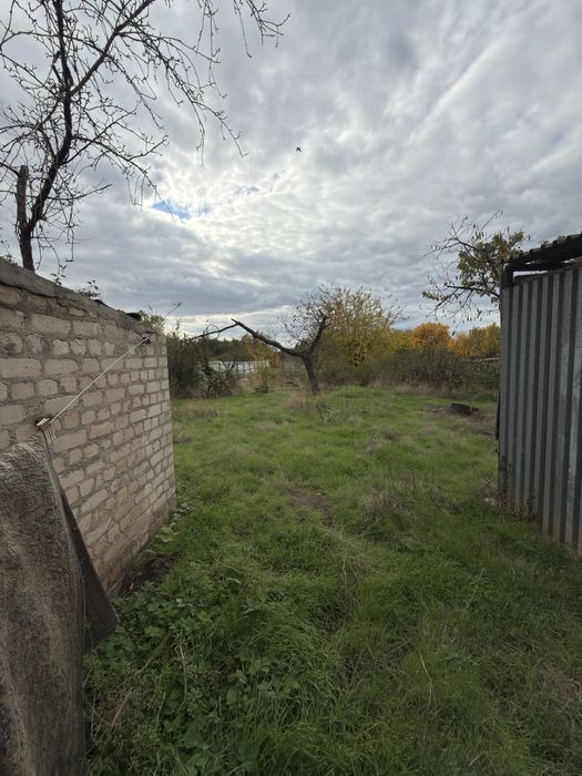 Продам ділянку у центрі міста з невеликим домом