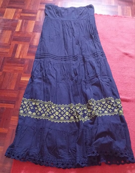 Vestido de verão azul escuro, sem alças.