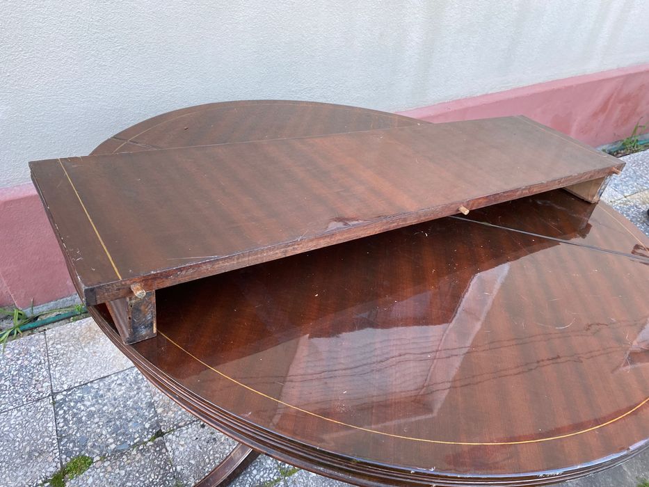 Mesa em mogno de sala de jantar redonda extensível com pés em latão